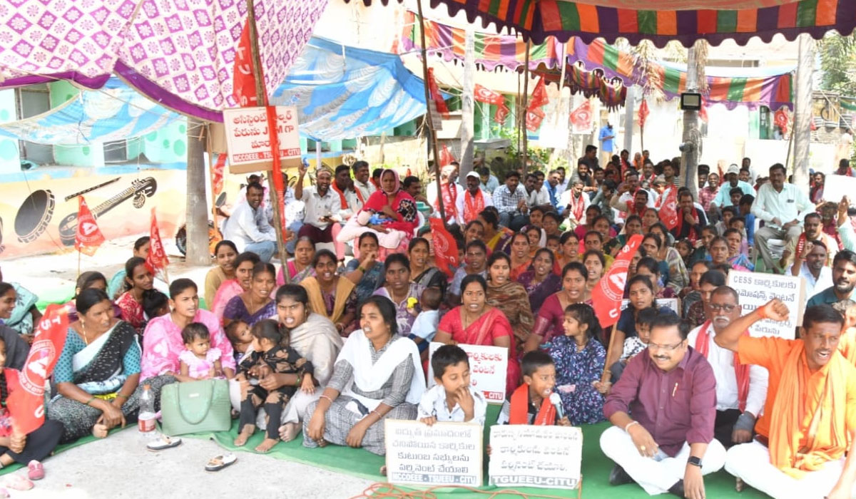Sircilla | సిరిసిల్ల సెస్‌ కార్యాలయంల ఎదుట భార్యాపిల్లలతో నిరసన.. కొనసాగుతున్న కార్మికుల విధుల బహిష్కరణ
