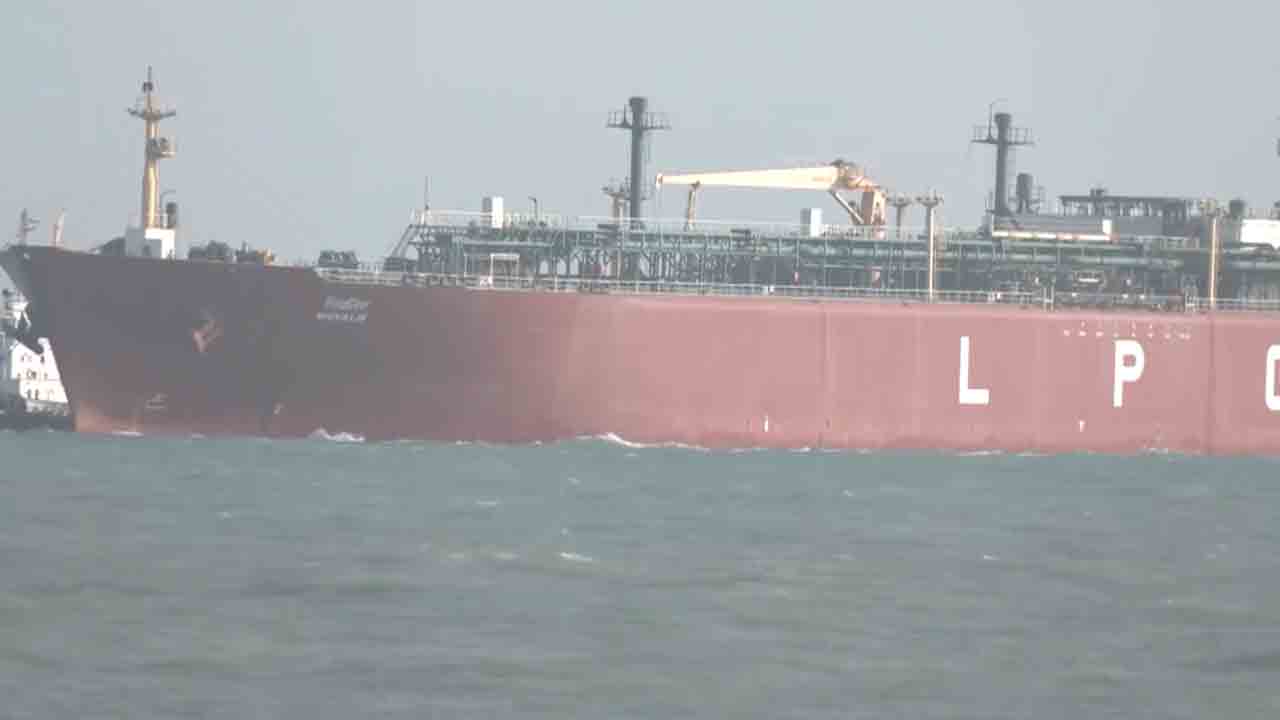 Shivalik LPG Tanker | 92,700 మెట్రిక్ టన్నుల ఎల్పీజీతో గుజరాత్‌ తీరానికి శివాలిక్ నౌక.. వీడియో..!