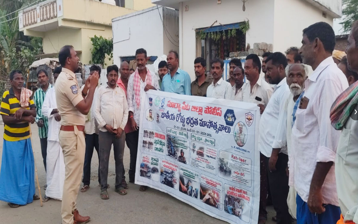 రోడ్డు నిబంధనల‌ పాటింపుతో ప్రమాదాలు దూరం : ఎస్ఐ గోపికృష్ణ