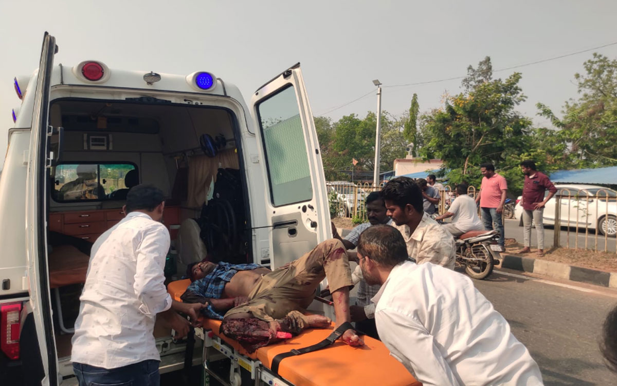 ప్రాణాపాయంలో ఉన్న వాహనదారుడికి సింగరేణి కార్మికుల సాయం