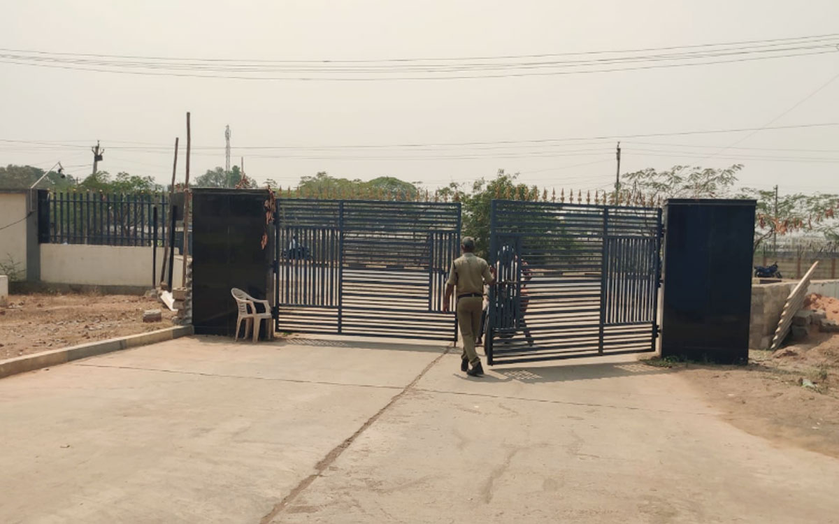 నిలువ నీడేది.. ఎండలోనే గార్డుల డ్యూటీ