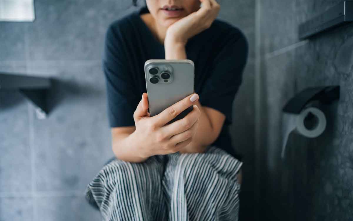 Smart Phone | టాయిలెట్‌లో ఎక్కువ సేపు కూర్చుని ఫోన్ చూస్తే అంతే.. పైల్స్ గ్యారంటీ అంటున్న నిపుణులు..