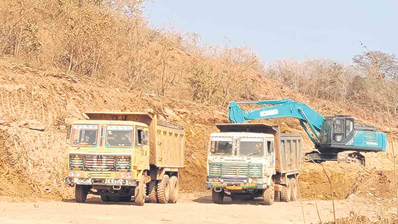 గ్రీన్‌ఫీల్డ్‌ హైవే పేరిట గుట్టలు ధ్వంసం.. కనుమరుగువుతున్న ప్రకృతి సంపద