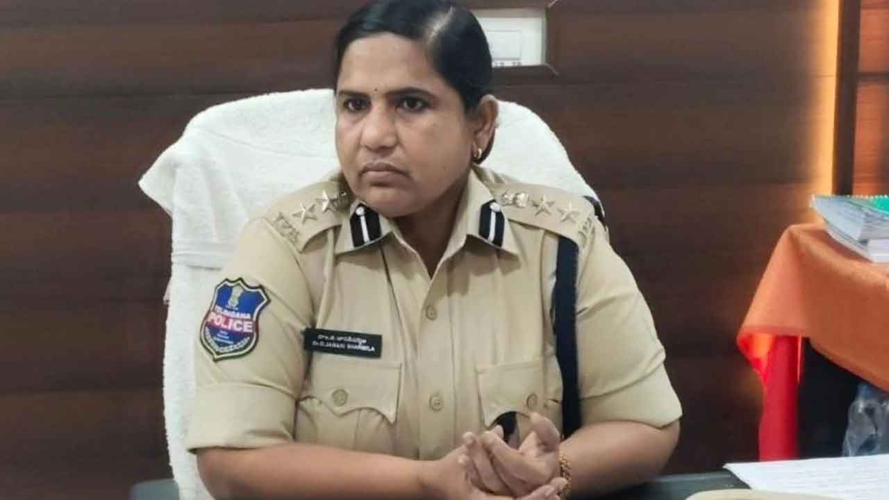 విద్యార్థినులపై దుర్భాషలాడిన ఎస్పీ