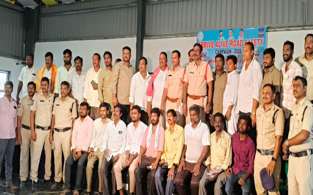 చిన్నఅడిశర్లపల్లిలో లారీ డ్రైవర్లకు ఉచిత కంటి వైద్య పరీక్షలు