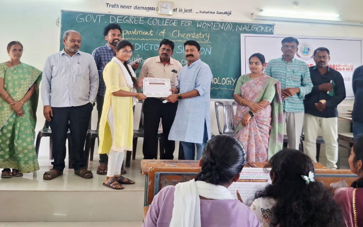 ‘విద్యార్థులు సబ్జెక్టుతో పాటు జీవన నైపుణ్యాలు అలవర్చుకోవాలి’