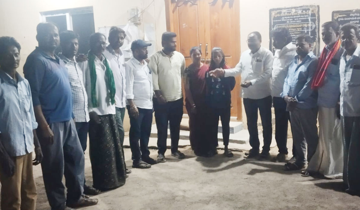 Vennampally | వెన్నంపల్లిలో నిరుపేద విద్యార్థికి ఆర్థిక సాయం అందజేత