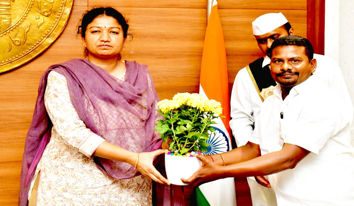 Collector Chitra Mishra | కలెక్టర్‌ చిత్రా మిశ్రాను కలిసిన సగర సంఘం జిల్లా అధ్యక్షుడు శ్రీనివాస్