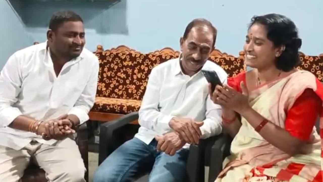 Goodelli Srujana | యూపీఎస్సీలో 55వ ర్యాంక్ సాధించిన సృజనకు మంత్రి శ్రీధర్ బాబు అభినందనలు