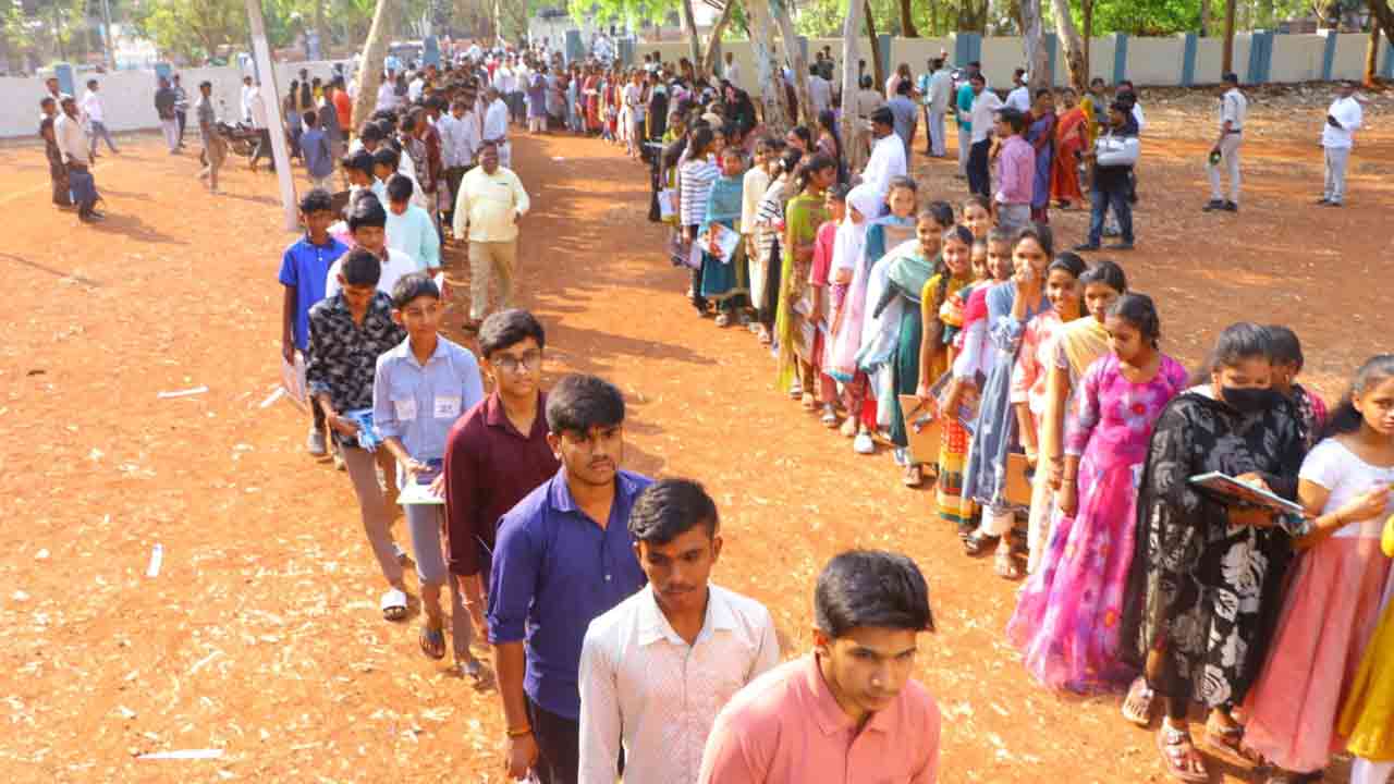 SSC Exams | రాష్ట్రవ్యాప్తంగా పదో తరగతి పరీక్షలు ప్రారంభం.. పేజీలు చింపితే మాల్‌ప్రాక్టీస్ కేసు పెడతామని వార్నింగ్