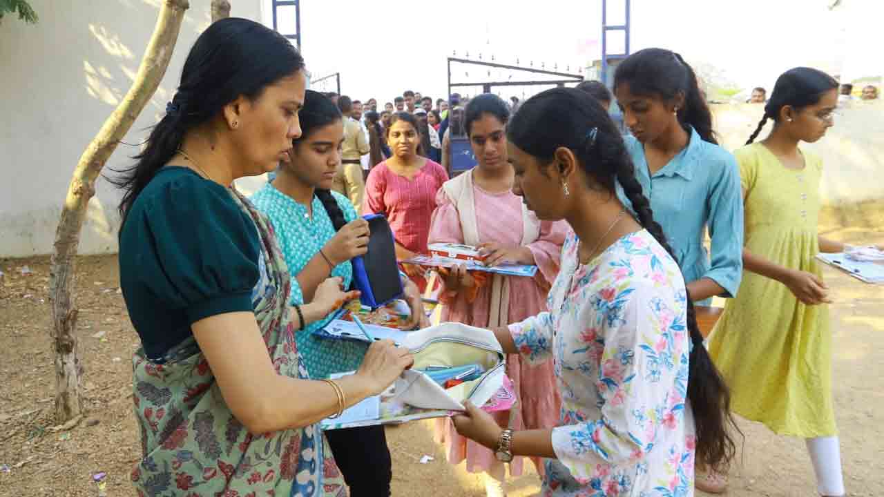 రాష్ట్రవ్యాప్తంగా 5,17,727 మంది విద్యార్థులు పరీక్షలకు హాజరు కావాల్సి ఉందని అధికారులు తెలిపారు.