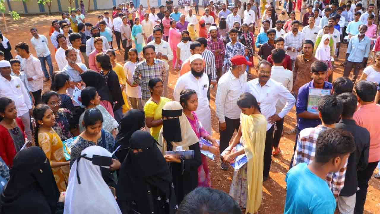 ఉదయం 9.30 గంటల నుంచి మధ్యాహ్నం 12.30 గంటల వరకు పరీక్షలు జరుగుతున్నాయి.