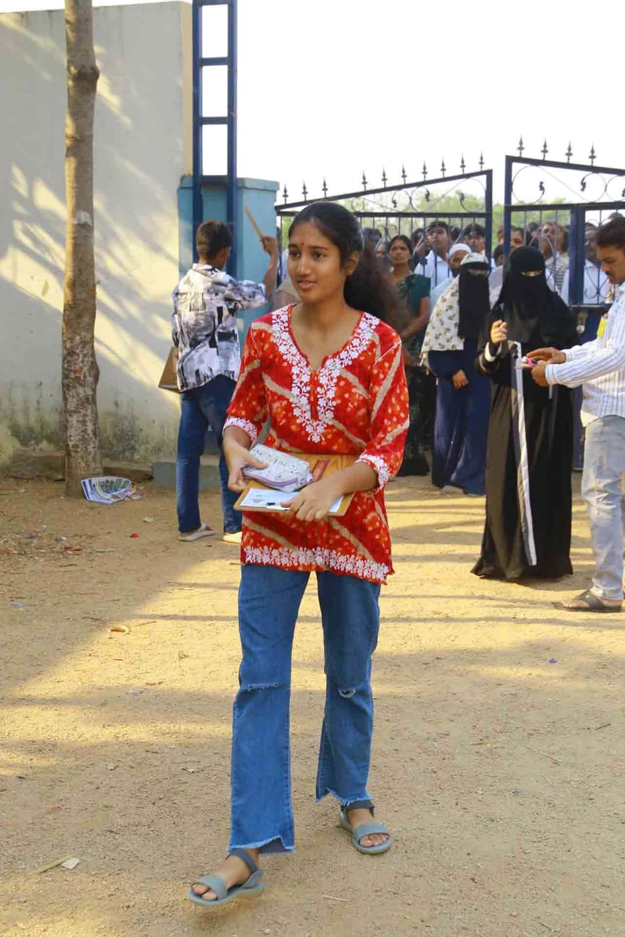 ఈ క్రమంలో చాలా చోట్ల విద్యార్థులు సమయానికంటే గంట ముందే పరీక్షా కేంద్రానికి చేరుకున్నారు. 