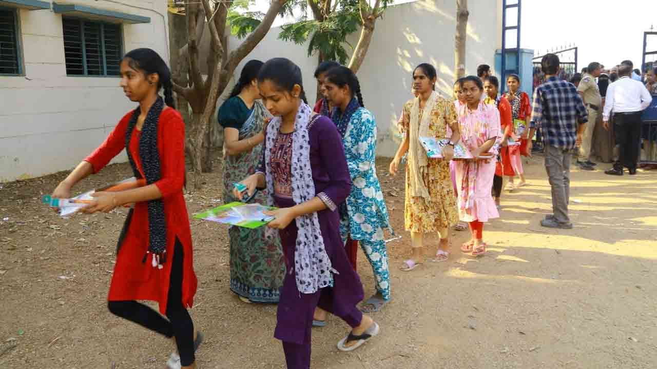 ఆన్స ర్‌ బుక్‌లెట్‌లోని పేజీలను చింపితే విద్యార్థులపై మాల్‌ ప్రాక్టీస్‌ కేసులు నమోదుచేస్తామని అధికారులు హెచ్చరించారు.