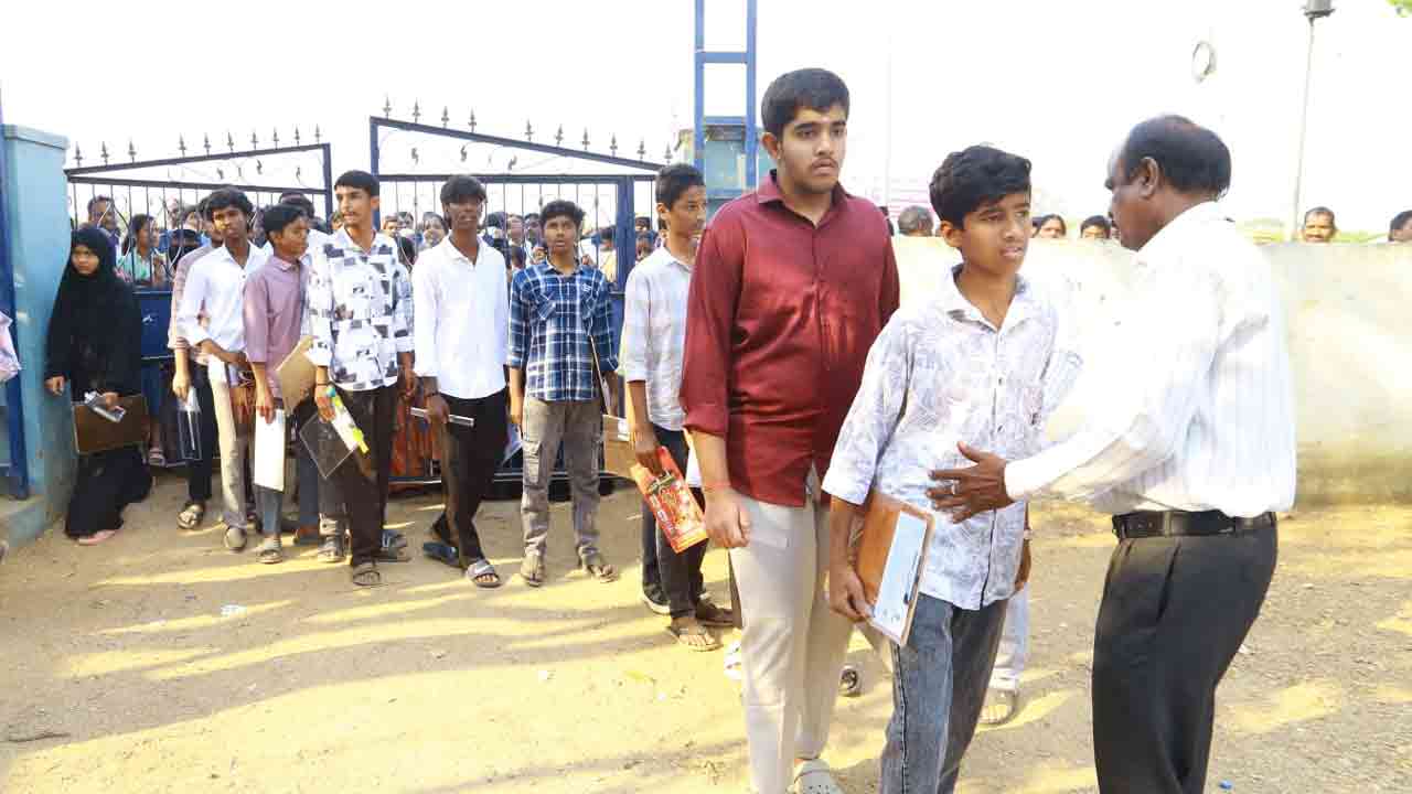 SSC Exams | తెలంగాణ రాష్ట్రవ్యాప్తంగా పదో తరగతి పరీక్షలు ప్రారంభయ్యాయి. ఉదయం 9.30 గంటల నుంచి మధ్యాహ్నం 12.30 గంటల వరకు పరీక్షలు జరుగుతున్నాయి.