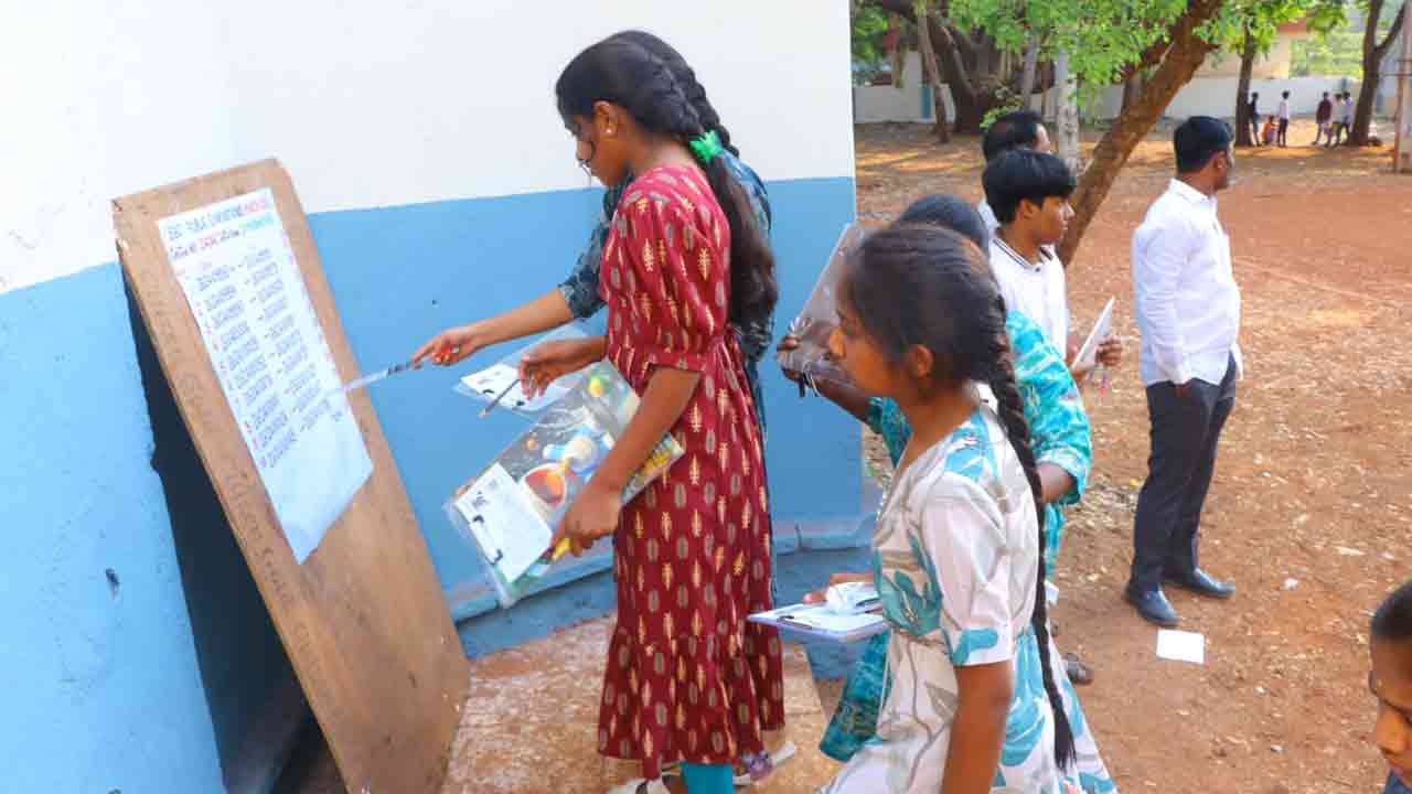 SSC Exams | తెలంగాణ రాష్ట్రవ్యాప్తంగా పదో తరగతి పరీక్షలు ప్రారంభయ్యాయి. ఉదయం 9.30 గంటల నుంచి మధ్యాహ్నం 12.30 గంటల వరకు పరీక్షలు జరుగుతున్నాయి.