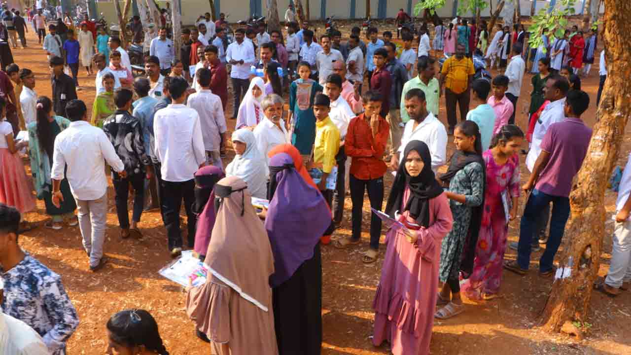 SSC Exams | తెలంగాణ రాష్ట్రవ్యాప్తంగా పదో తరగతి పరీక్షలు ప్రారంభయ్యాయి. ఉదయం 9.30 గంటల నుంచి మధ్యాహ్నం 12.30 గంటల వరకు పరీక్షలు జరుగుతున్నాయి.