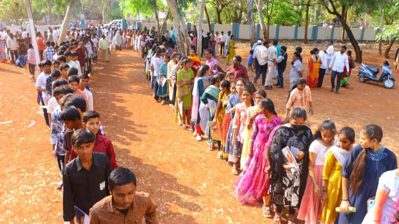 ఉదయం 9.35 గంటల వరకు కూడా విద్యార్థులను పరీక్షా కేంద్రానికి అనుమతించారు.