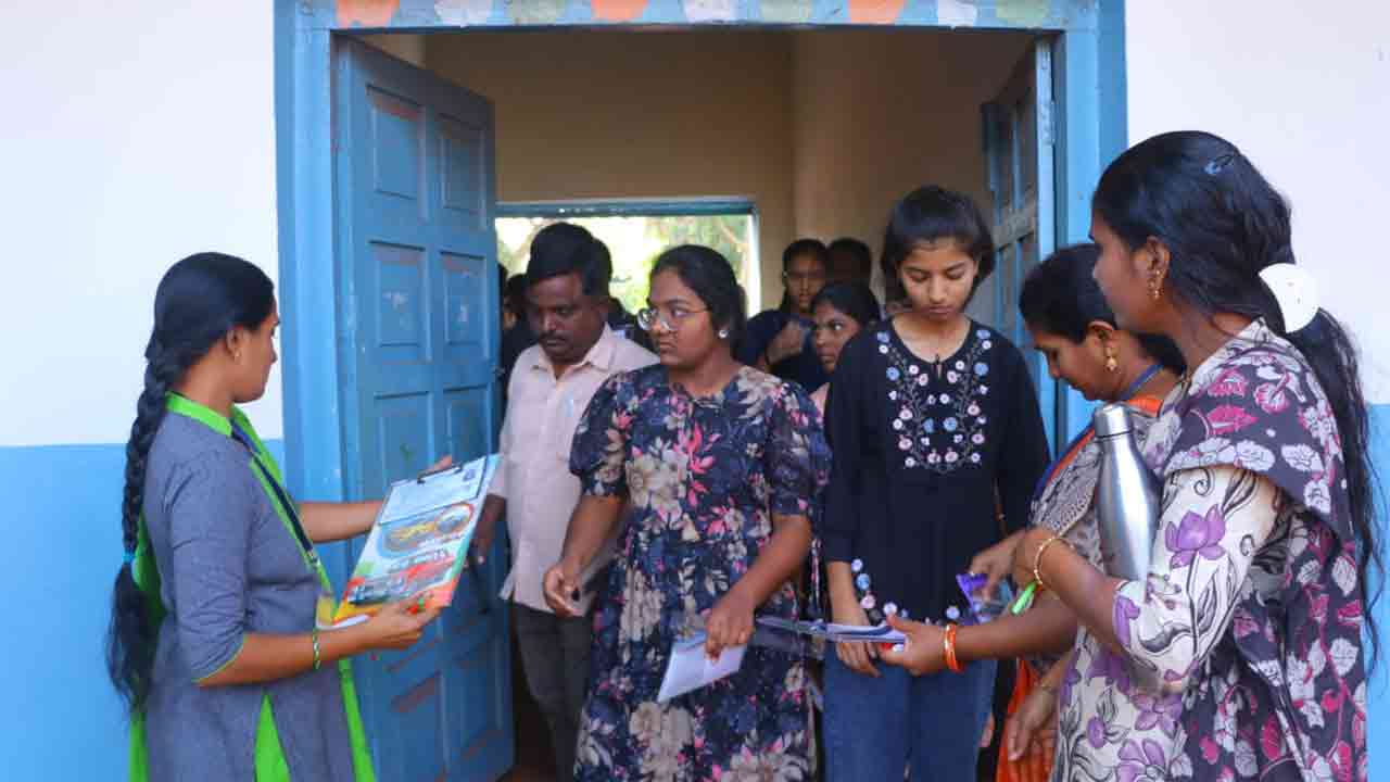 SSC Exams | తెలంగాణ రాష్ట్రవ్యాప్తంగా పదో తరగతి పరీక్షలు ప్రారంభయ్యాయి. 