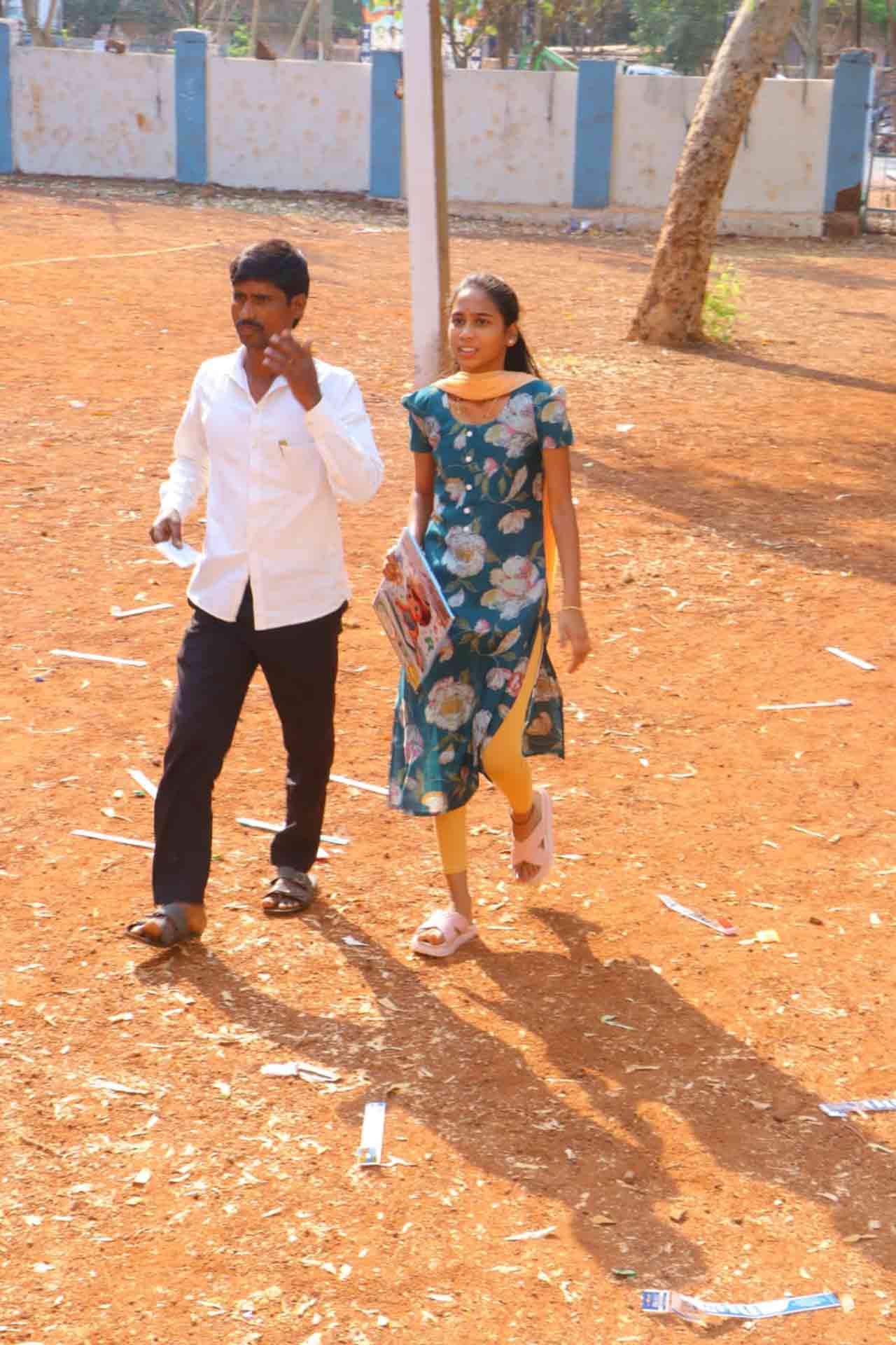 ఇక నిమిషం నిబంధన సడలించడంతో, ఐదు నిమిషాలు ఆలస్యంగా వచ్చిన విద్యార్థులను సైతం పరీక్షకు అనుమతించారు.