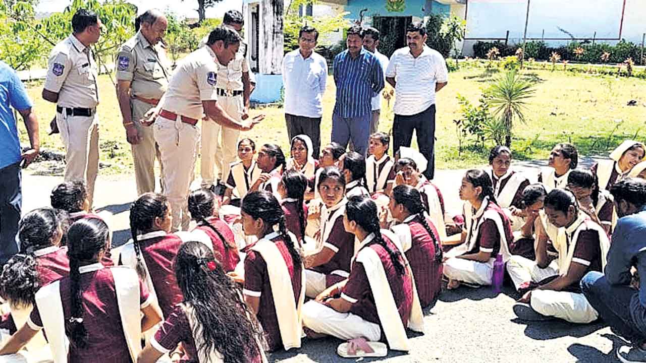 అధ్యాపకురాలు తిట్టిందని రోడ్డెక్కిన గురుకుల విద్యార్థులు