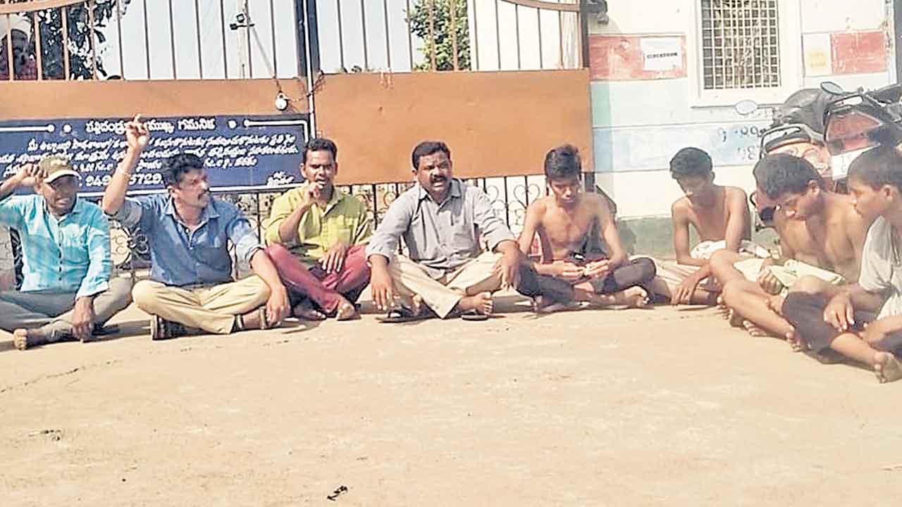 గురుకులంలో జూనియర్‌ విద్యార్థులపై దాడి