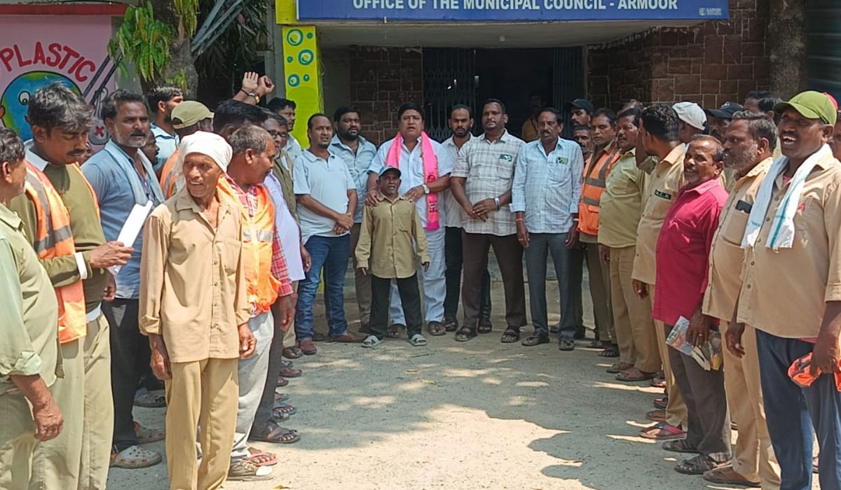 Armur | మున్సిపల్ సిబ్బందికి వెంటనే జీతాలు చెల్లించాలి.. బీఆర్‌ఎస్‌ నాయకుల డిమాండ్‌