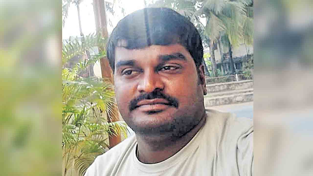 విడాకులివ్వాలని ఎక్సైజ్‌ సీఐ వేధింపులు