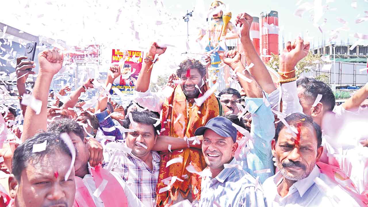 జైలు నుంచి వచ్చిన సుమన్‌కు ఘనస్వాగతం