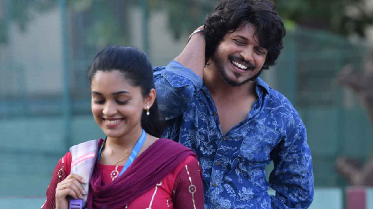 గోదారి గట్టుపై బంగారు బొమ్మ..