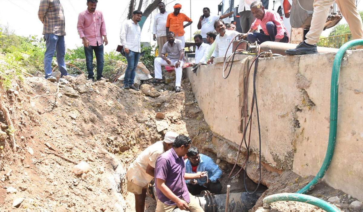Godavarikhani | మండుటెండలో కల్వర్టు పనులకు మరమ్మతులు చేయించిన మేయర్