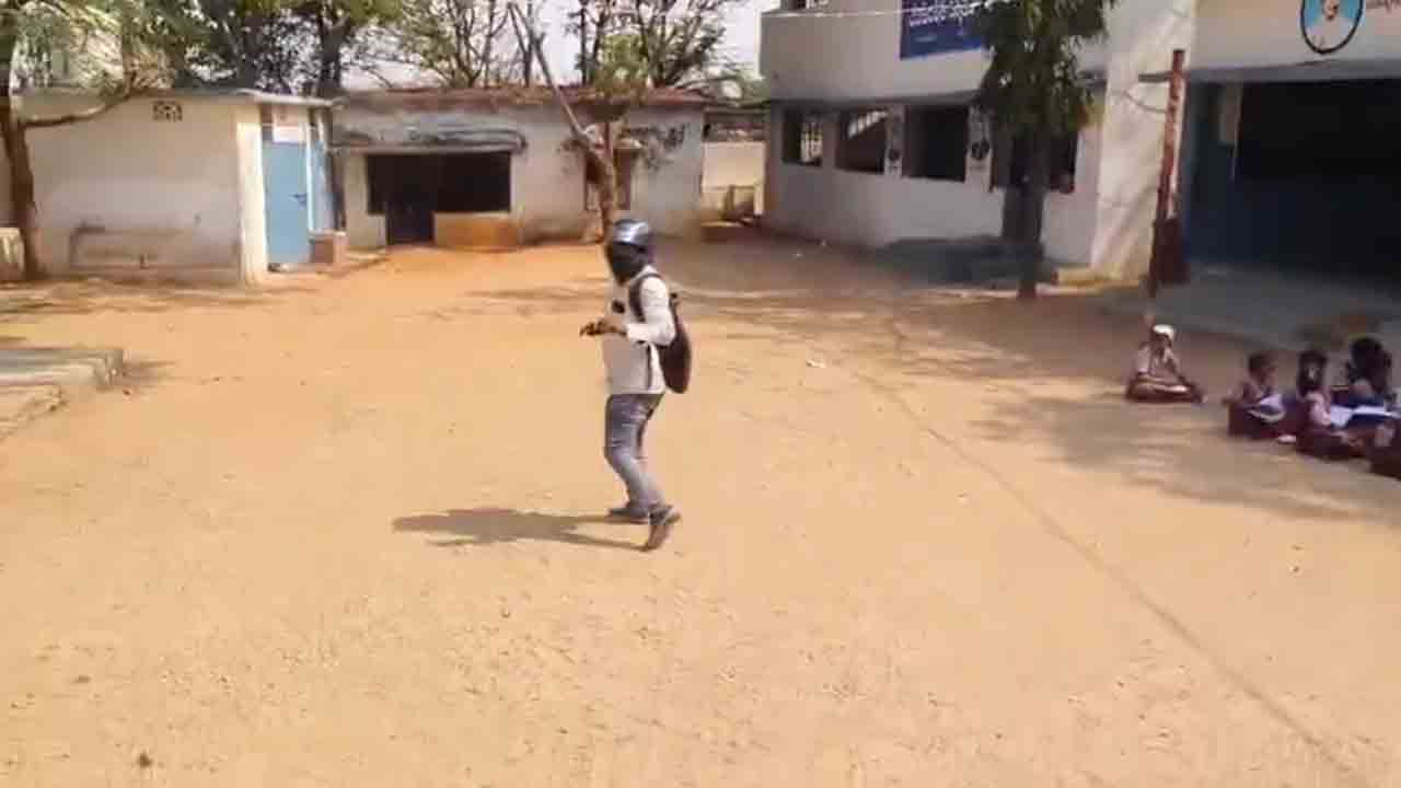 Teacher | విద్యార్థినితో వెకిలి చేష్టలు.. మీడియాకు ముఖం చాటేసి టీచర్‌ పరుగులు.. వీడియో