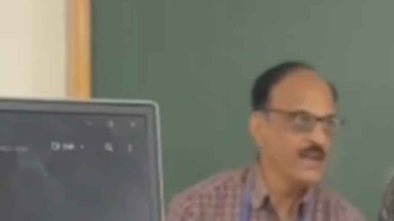 ఉగ్రవాది అంటూ విద్యార్థిపై తిట్ల వర్షం