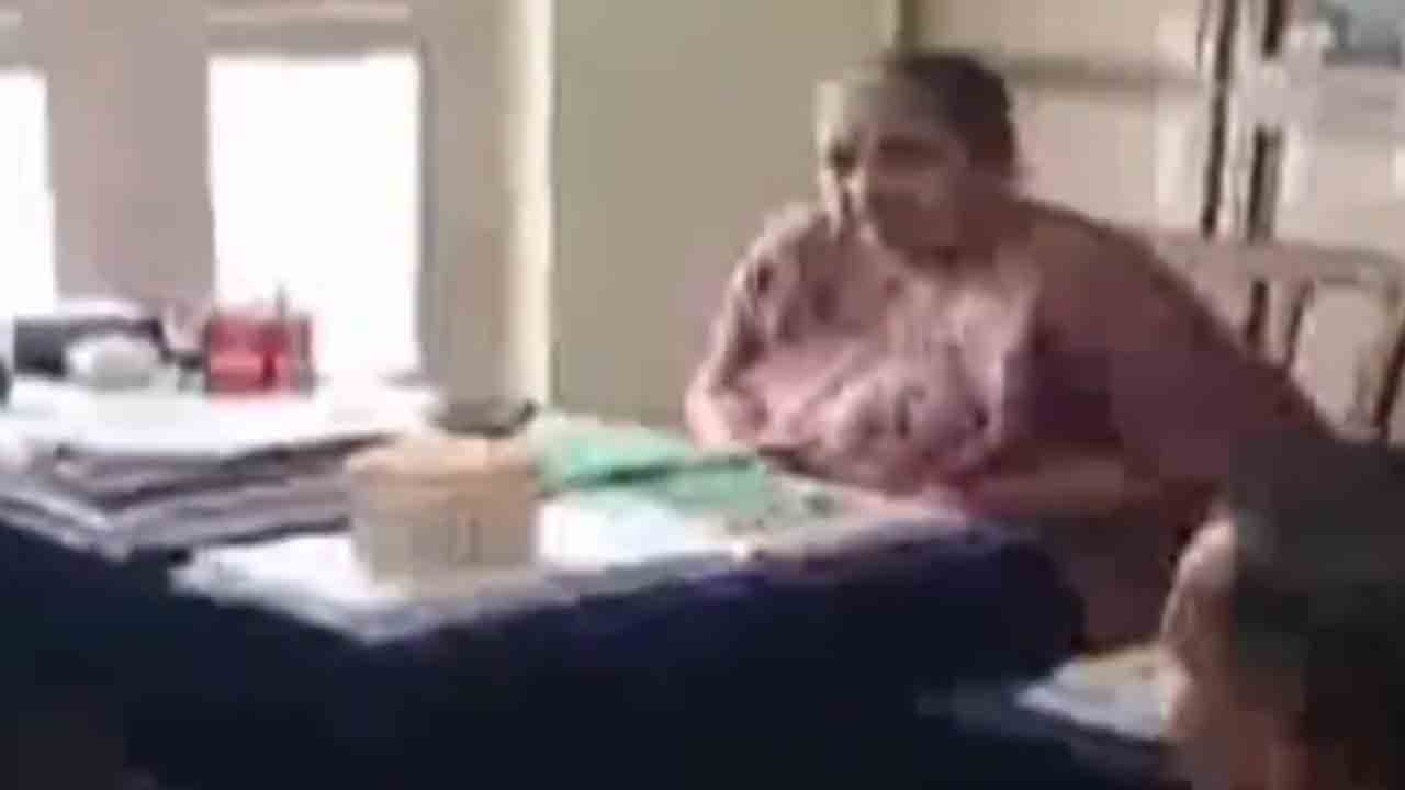 Students Insulted | షూ వేసుకురాలేదని విద్యార్ధుల మెడలో చెప్పుల దండ.. అమానుషంగా వ్యవహరించిన టీచర్..!