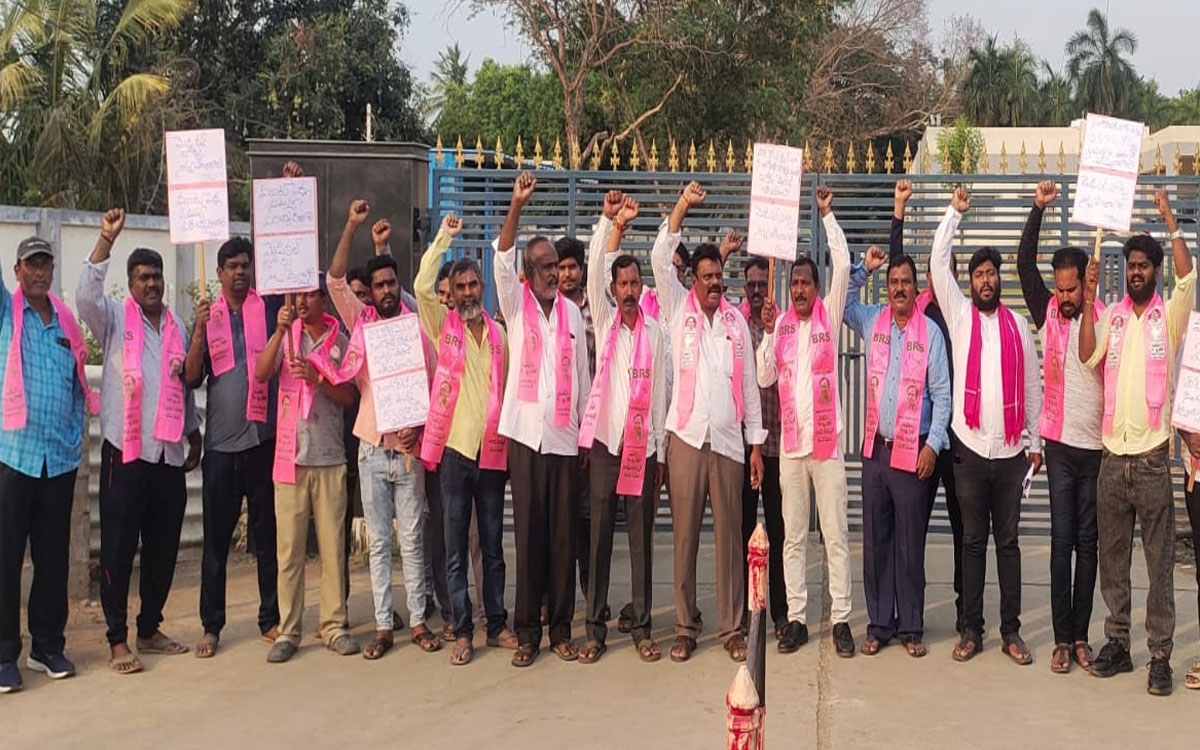 'సింగరేణి యాజమాన్యం కార్మిక వ్యతిరేక విధానాలు మానుకోవాలి'