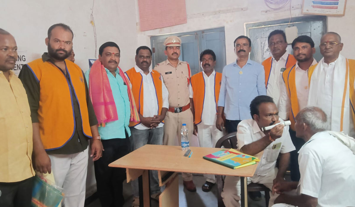 Mallapur | మల్లాపూర్ లయన్స్ క్లబ్ ఆధ్వర్యంలో కంటి వైద్య శిబిరం
