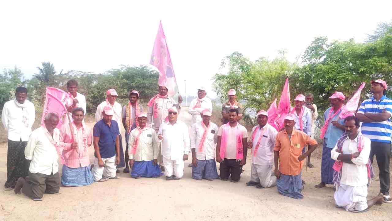 Thungaturthi | నూతన రోడ్డును మంజూరు చేయాలని మోకాళ్లపై నిలబడి నిరసన