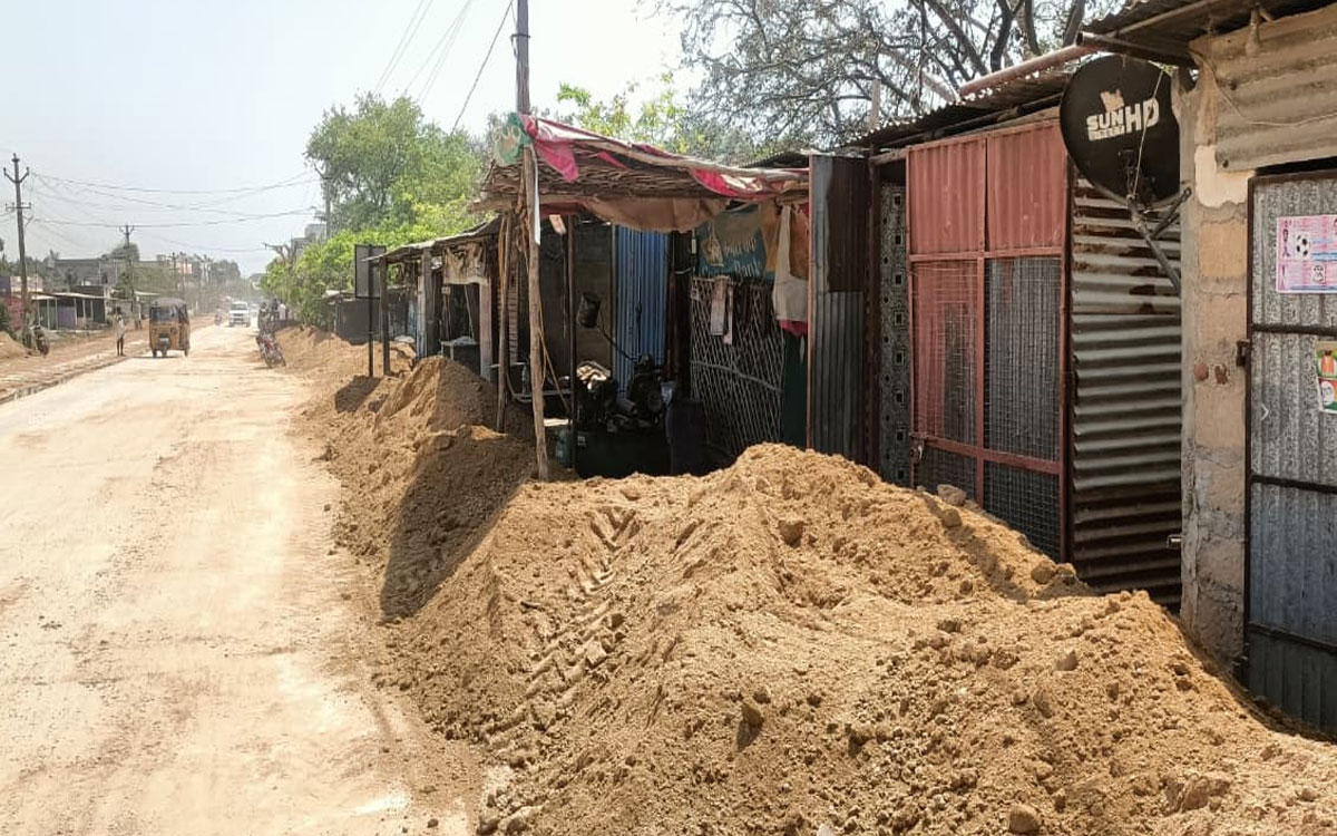 అధికారుల నోటీసులు లెక్క చేయని దుకాణదారులు