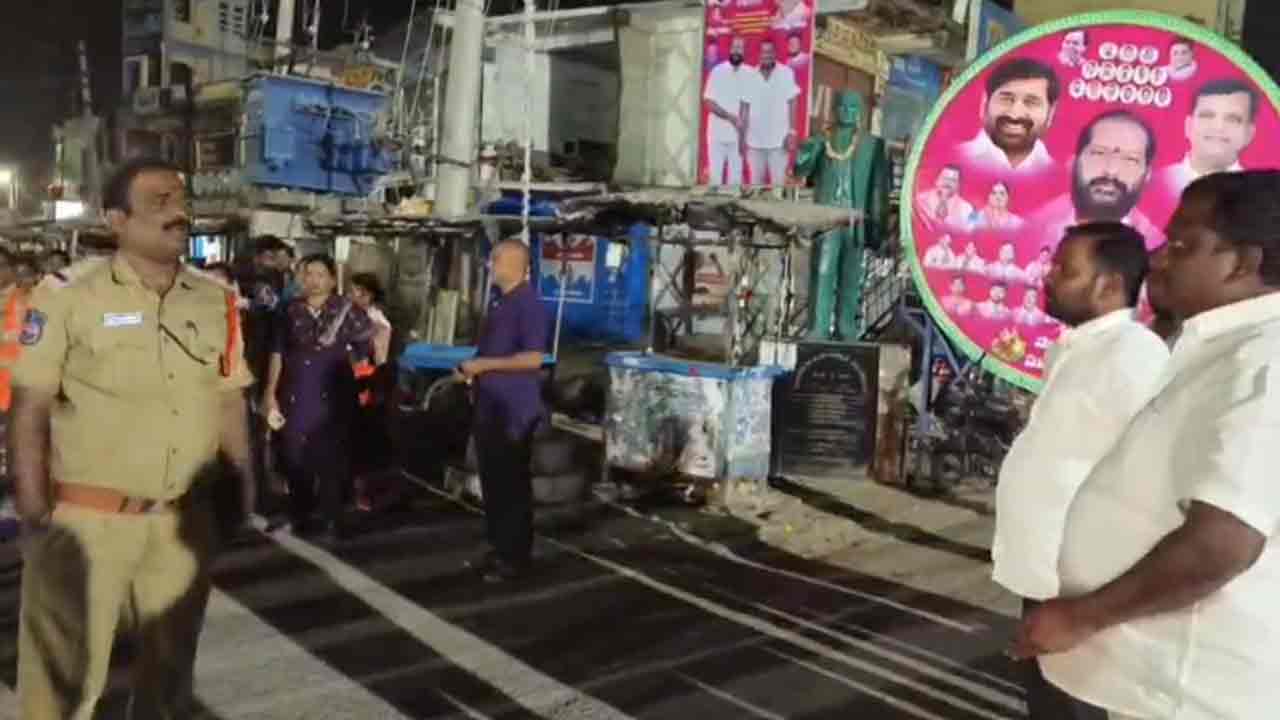 Tirumalagiri | తిరుమలగిరిలో పోలీసుల అత్యుత్సాహం.. బీఆర్‌ఎస్ ఫ్లెక్సీలు తొలగింపు