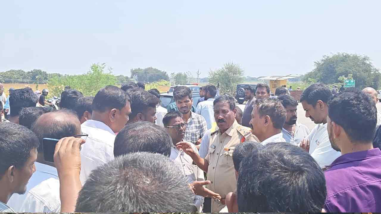 Thimmapur | రేణికుంట టోల్ ప్లాజా వద్ద గుండ్లపల్లి గ్రామస్తు ధర్నా.. భారీగా ట్రాఫిక్ జామ్‌