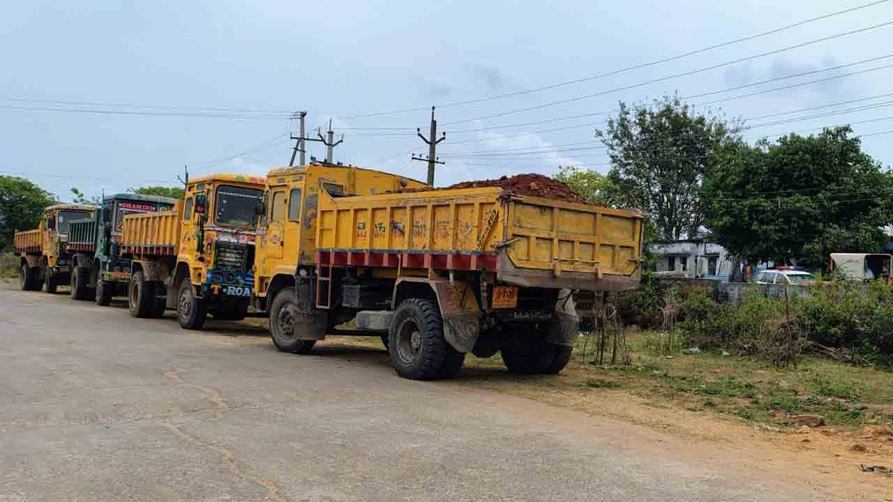 Karepalli | మట్టిని అక్రమంగా తరలిస్తున్న నాలుగు టిప్పర్లు స్వాధీనం