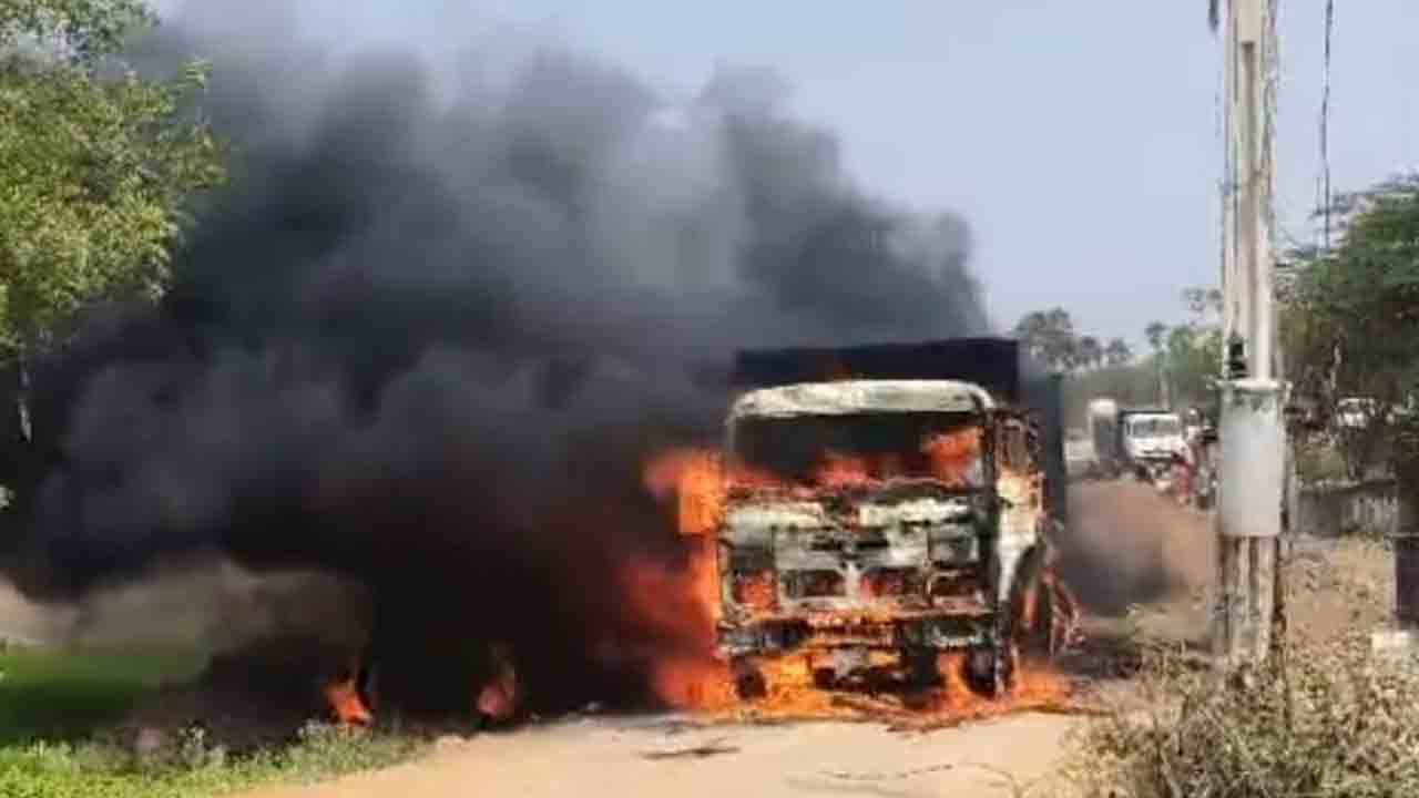 Chanduru | షార్ట్ సర్క్యూట్‌తో టిప్పర్ దగ్ధం.. డ్రైవర్‌కు గాయాలు