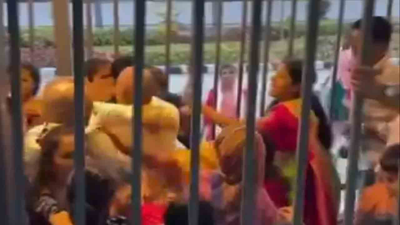 Tirumala | తిరుమల క్యూ లైన్‌లో భక్తుల మధ్య గొడవ.. వీడియో..!