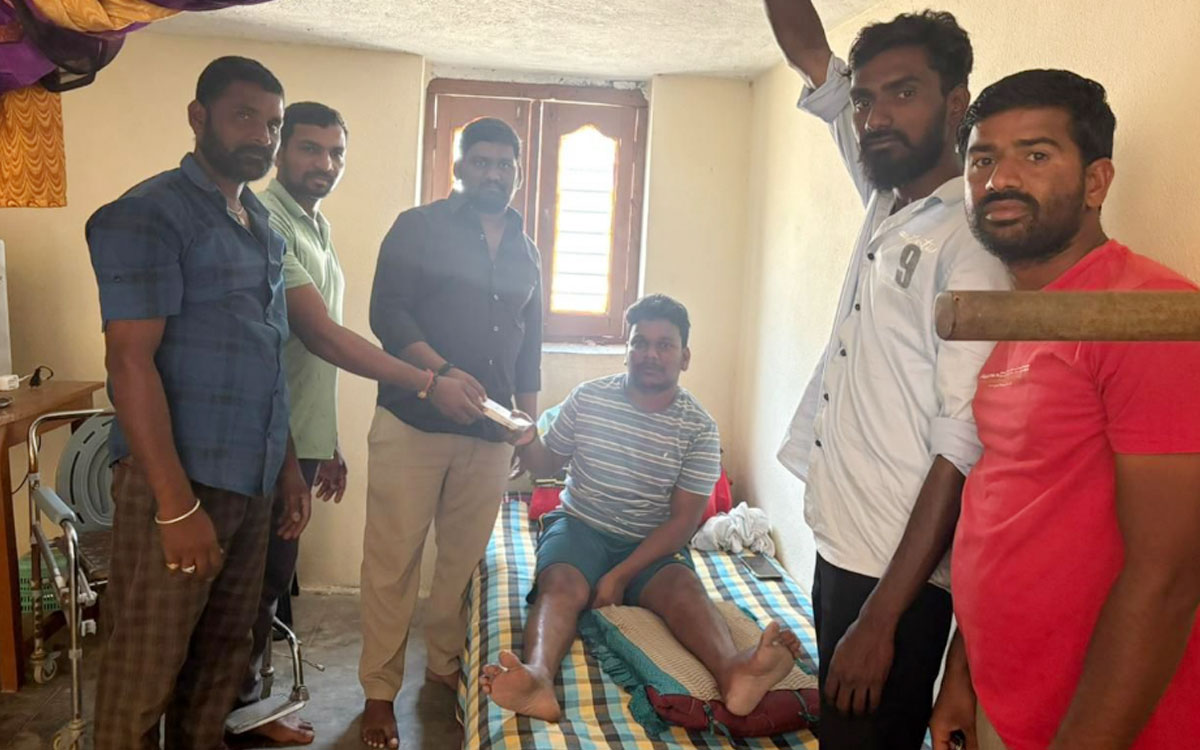 రోడ్డు ప్ర‌మాద బాధితుడికి టీఆర్ ఫౌండేష‌న్ చైర్మ‌న్ ఆర్థిక సాయం