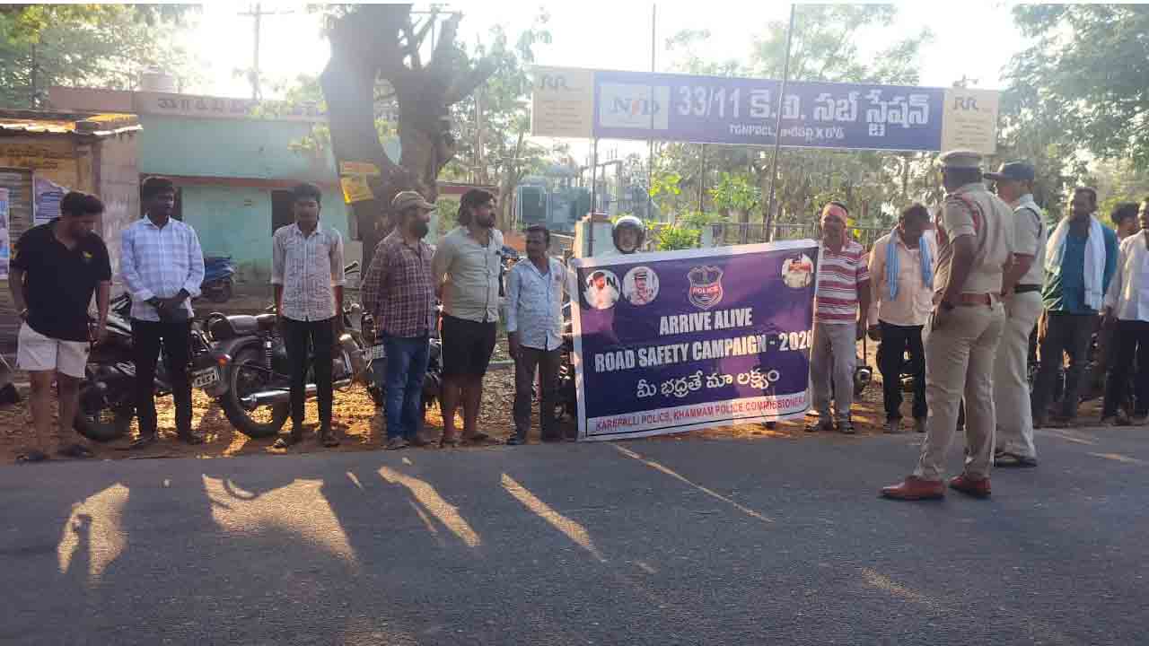 karepalli | ట్రాఫిక్ నియమాలను పాటిస్తే ప్రమాదాలను తగ్గించవచ్చు : కారేపల్లి ఎస్ఐ బైరు గోపీ