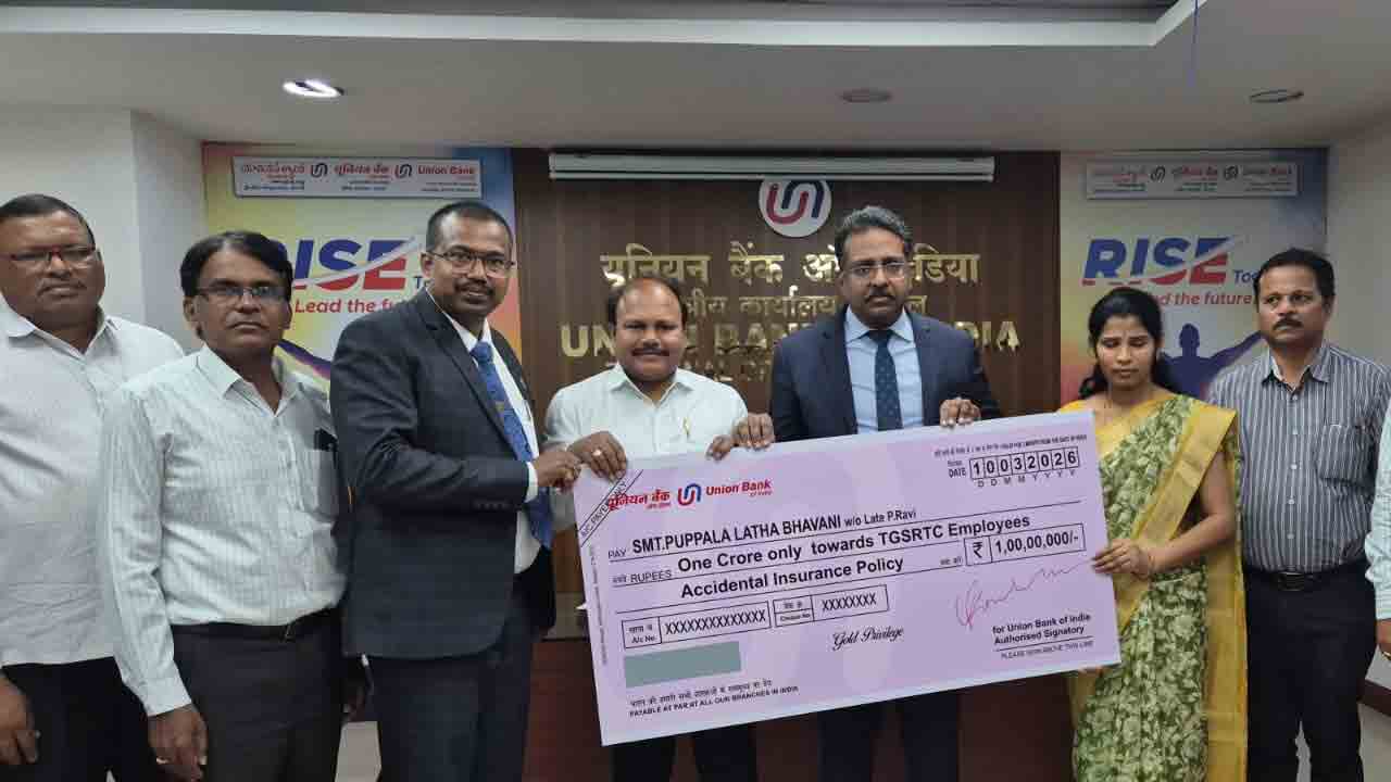 యూనియన్ బ్యాంక్ ద్వారా రూ. కోటి ప్రమాద బీమా చెక్కు అందజేత