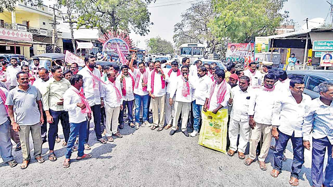 సకాలంలో యూరియా అందించాలి