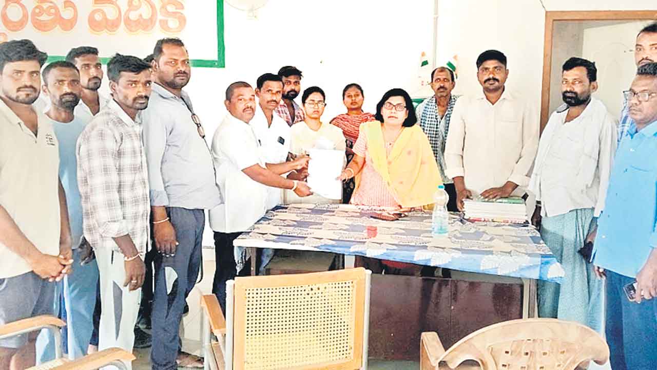 ఒక్క బస్తా ఇవ్వనప్పుడు ఈ సెంటర్‌ ఎందుకు?