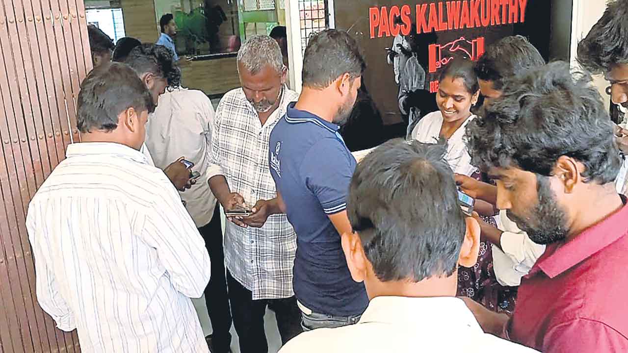 యూరియా కోసం రెతుల కన్నెర్ర