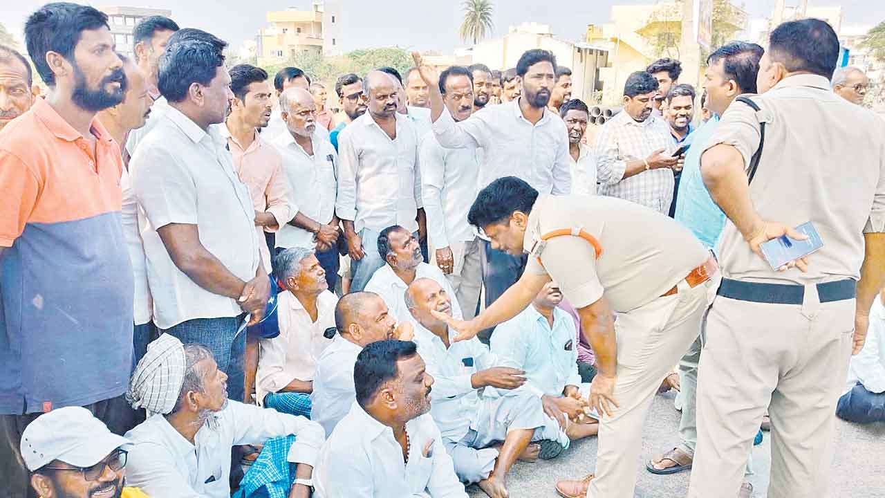 యూరియా కోసం రోడ్డెక్కిన రైతులు